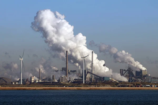 Stora fabriken nära havet — Stockfoto