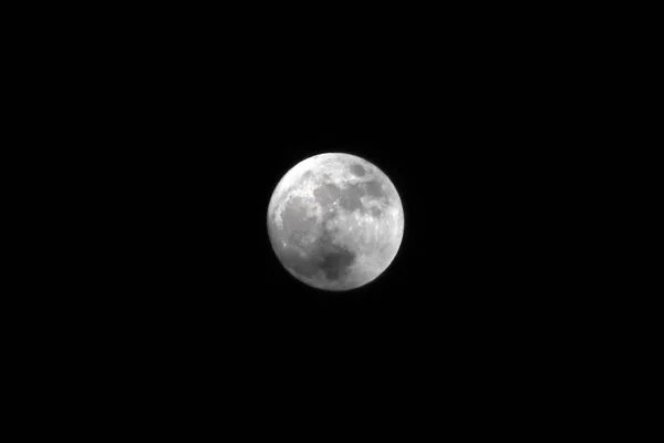 Повний Місяць у темну ніч — стокове фото