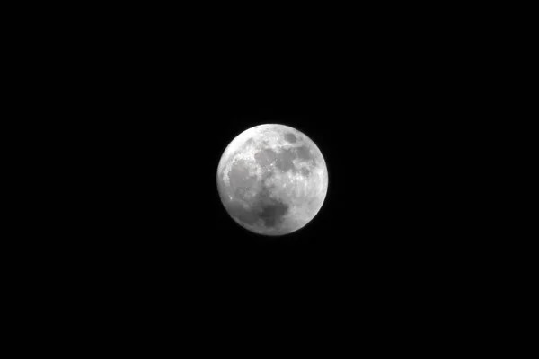 Pleine lune dans la nuit noire — Photo