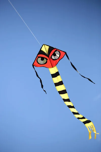 Cerf-volant épouvantail dans le ciel — Photo