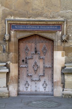 Oxford Üniversitesi, üniversite kapı ve sokak cephe