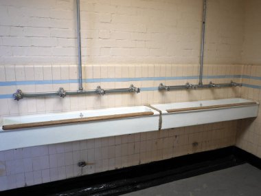 Endüstriyel odada lavabo