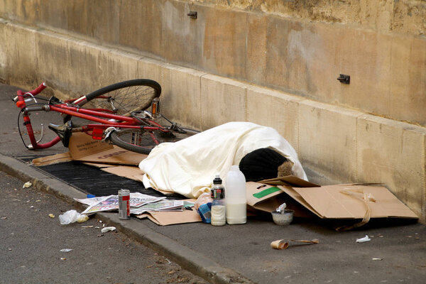 Бездомный, завернутый в одеяло в Великобритании
