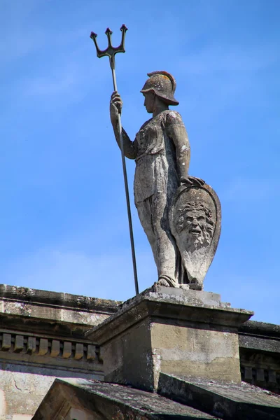 güneşli bir günde İngiltere'de eski heykel.