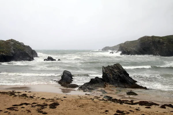 Kayalık sahil şeridine fırtınalı okyanus, İngiltere