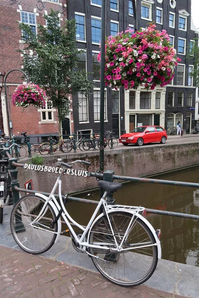 Casas no canal em Amsterdã — Fotografia de Stock