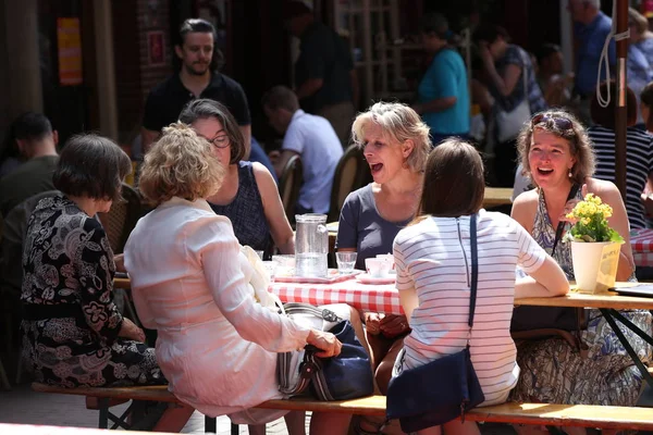 Mensen op Spuibuurt street party — Stockfoto