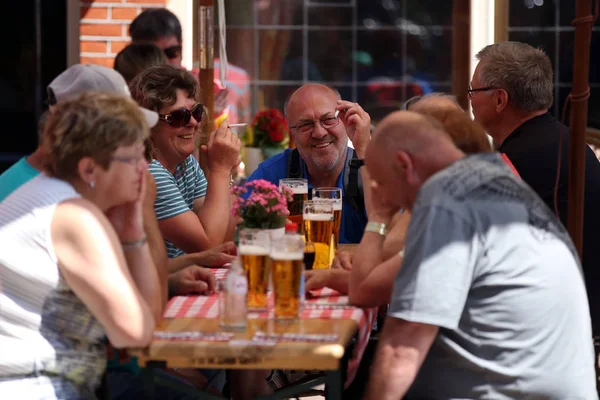 Mensen op Spuibuurt street party — Stockfoto