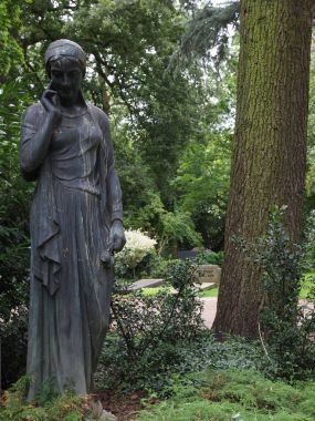 Amsterdam 'daki belediye mezarlığında heykel