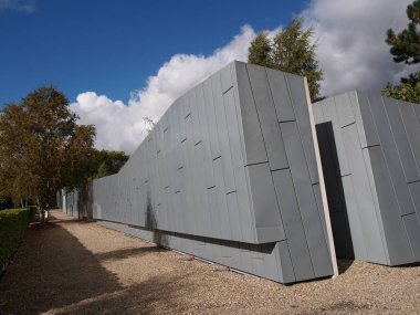 Parlak gün ışığı altında park ağaçlarda bahar