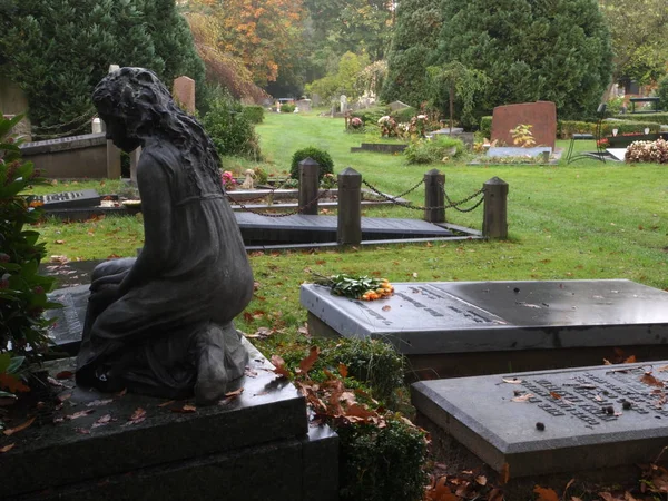 オランダのアムステルダムで市営墓地 — ストック写真