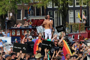 Amsterdam, Hollanda - 4 Ağustos 2012: Katılımcılar Amsterdam Gay gurur ünlü Canal geçit töreninde