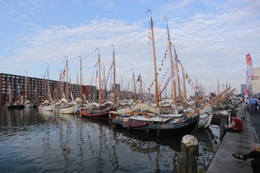 Amsterdam, Hollanda - 21 Ağustos 2015: Yelken Amsterdam en büyük şehre beş yılda seyir genel olay ücretsiz