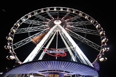 Amsterdam, Hollanda - 21 Ağustos 2015: dönme dolap gece Amsterdam'ın en büyük ücretsiz genel olay.