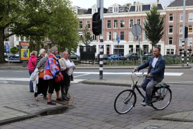 Amsterdan, Hollanda - 22 Eylül 2015: Amsterdam'da Museumplein'e alan gelen turist