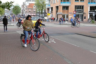 Amsterdan, Hollanda - 22 Eylül 2015: Amsterdam'da Museumplein'e alan gelen turist