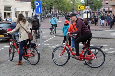 Amsterdan, Hollanda - 22 Eylül 2015: Amsterdam'da Museumplein'e alan gelen turist