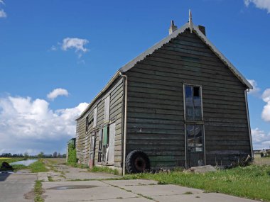 Gündüz alanında eski ahır