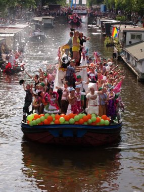 Amsterdam, Hollanda - 4 Ağustos 2012: Katılımcılar Amsterdam Gay gurur ünlü Canal geçit töreninde