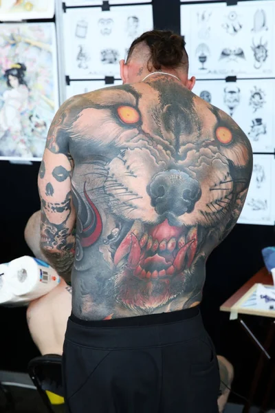 Amsterdam, Hollanda - 27 Mayıs 2017: RAI Kongre Merkezi uluslararası dövme Kongre Amsterdam 2017, katılımcı.