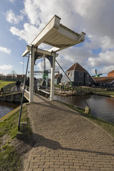 Zaandam Zaanse Schans 的桥梁和传统建筑 — 图库照片
