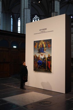Amsterdam, Kuzey Hollanda, Hollanda - 26 Şubat 2018: Jeff Koons serisi De Nieuwe Kerk şaheser için Hollanda'ya top bakan