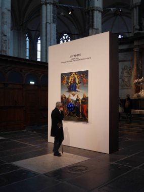 Amsterdam, Kuzey Hollanda, Hollanda - 26 Şubat 2018: Jeff Koons serisi De Nieuwe Kerk şaheser için Hollanda'ya top bakan