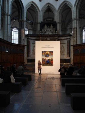 Amsterdam, Kuzey Hollanda, Hollanda - 26 Şubat 2018: Jeff Koons serisi De Nieuwe Kerk şaheser için Hollanda'ya top bakan