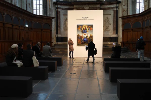 Amsterdam, Kuzey Hollanda, Hollanda - 26 Şubat 2018: Jeff Koons serisi De Nieuwe Kerk şaheser için Hollanda'ya top bakan