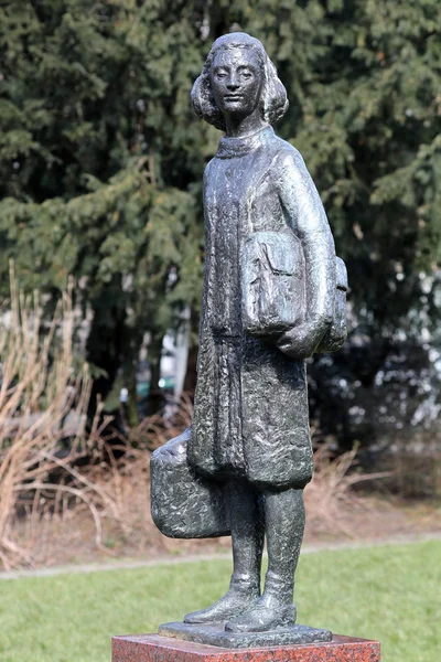 荷兰阿姆斯特丹的安妮 弗兰克雕像 — 图库照片