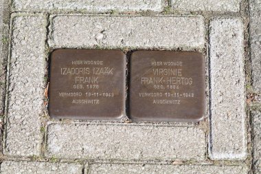 Amsterdam, Kuzey Hollanda, Hollanda - 18 Mart 2018: İkinci Dünya Savaşı sırasında Naziler tarafından imha kurbanları hatırlamak Amsterdam Caddesi'nde tökezleyerek taş.