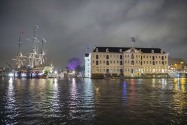 Denizcilik müzesi ve geminin bir kopyası geceleyin Amsterdam 'da.