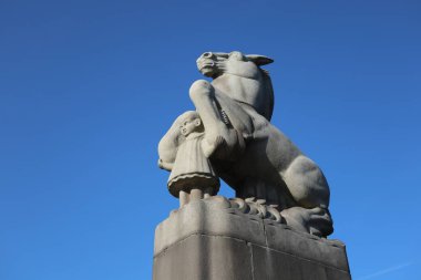 Mavi gökyüzüne karşı bir at heykeli