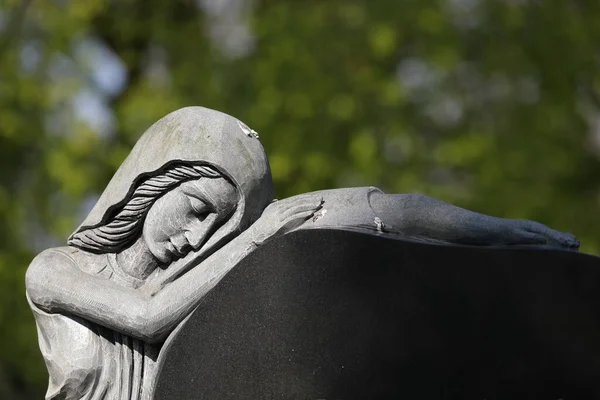 keder, ilkbahar, Hollanda Amsterdam Belediye Mezarlığı'nın heykeli