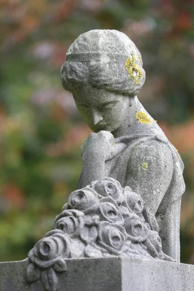 在阿姆斯特丹春季市政公墓的悲伤雕像 — 图库照片