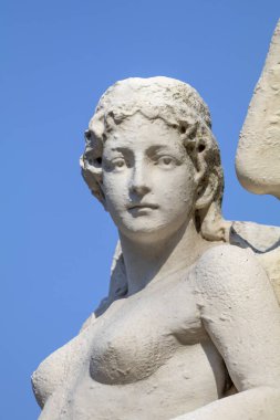 Parlak gün ışığında kadın heykeli