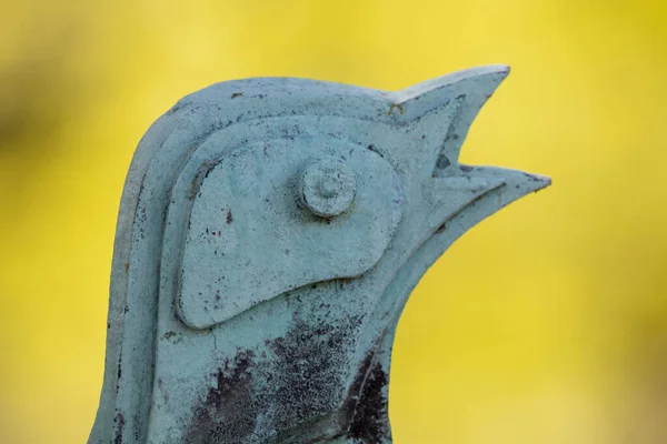 Roestige Metalen Sculptuur Van Vogel Buiten — Stockfoto