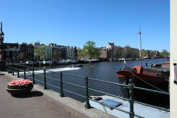 Vista Ensolarada Canal Amstel Amsterdã — Fotografia de Stock