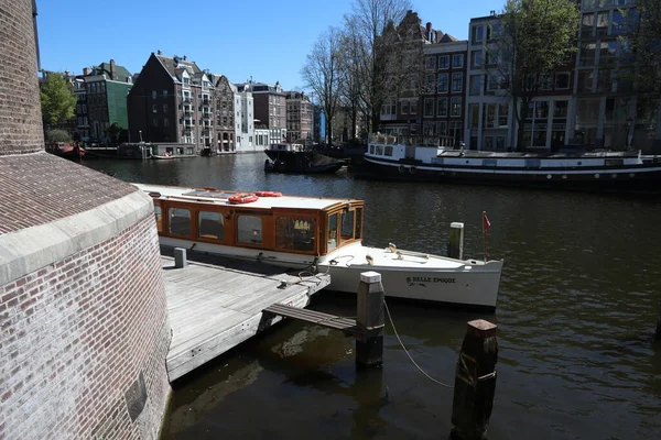 Vista Ensolarada Barco Ancorado Canal Água Amsterdam — Fotografia de Stock