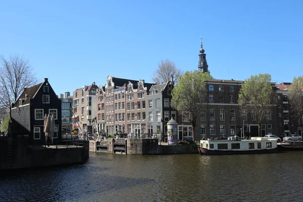 Vista Ensolarada Edifícios Sobre Canal Água Amsterdã — Fotografia de Stock