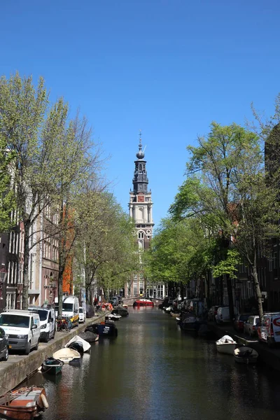 Vista Canal Água Com Torre Construção Luz Sol Amsterdã — Fotografia de Stock