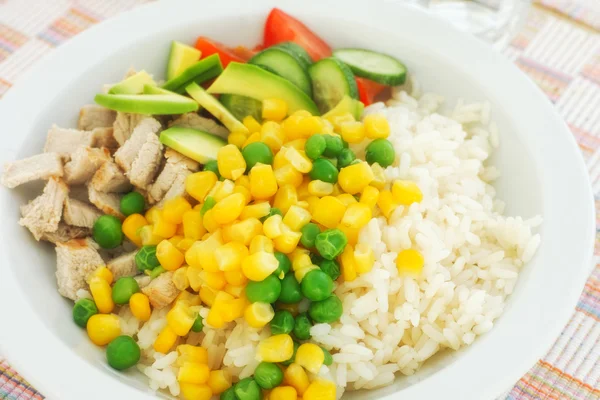 Rýže s čerstvou zeleninou a plátky masa — Stock fotografie