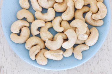 Bir tabak içinde kaju fıstığı