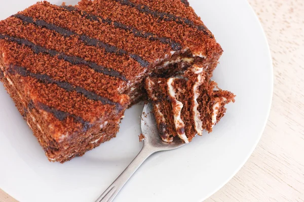 Delicious chocolate cake on a plate. Close up. — Stock Photo, Image