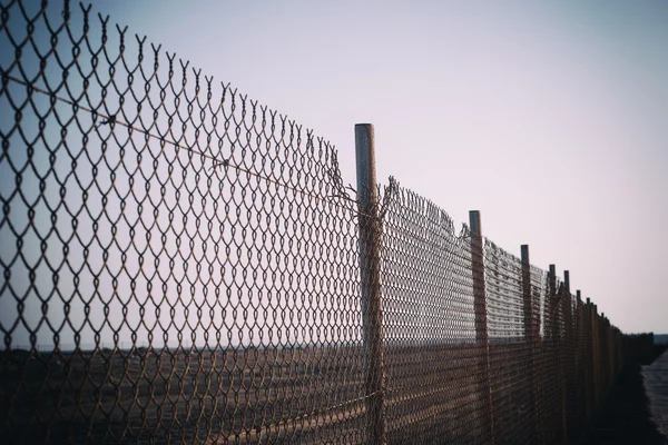 Eski pas zincir bağlantı çit — Stok fotoğraf