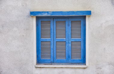 Kapalı panjurlu eski pencere