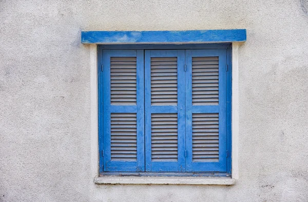 Stare okno z zamkniętymi okiennicami — Zdjęcie stockowe