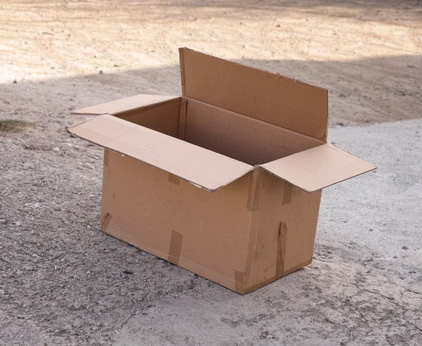 Пустой картонный ящик на землю — стоковое фото
