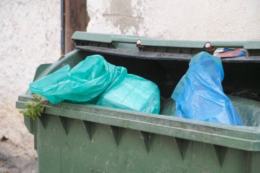 Yeşil çöp çöp bidonuna çöp dolu