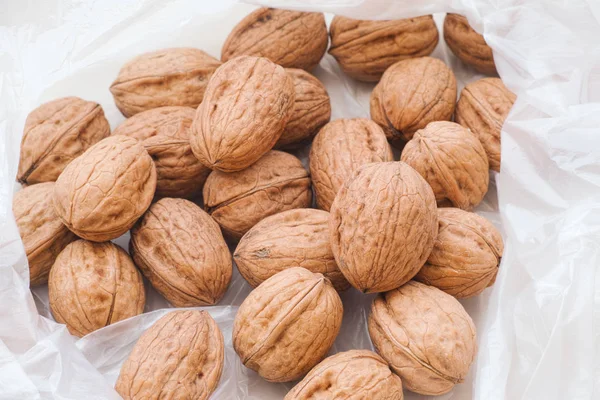 Čerstvé bio vlašské ořechy v plastovém sáčku — Stock fotografie
